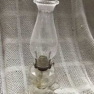 Beautiful Antique vintage oil lamp with beautiful floral design
Pet/smoke-free